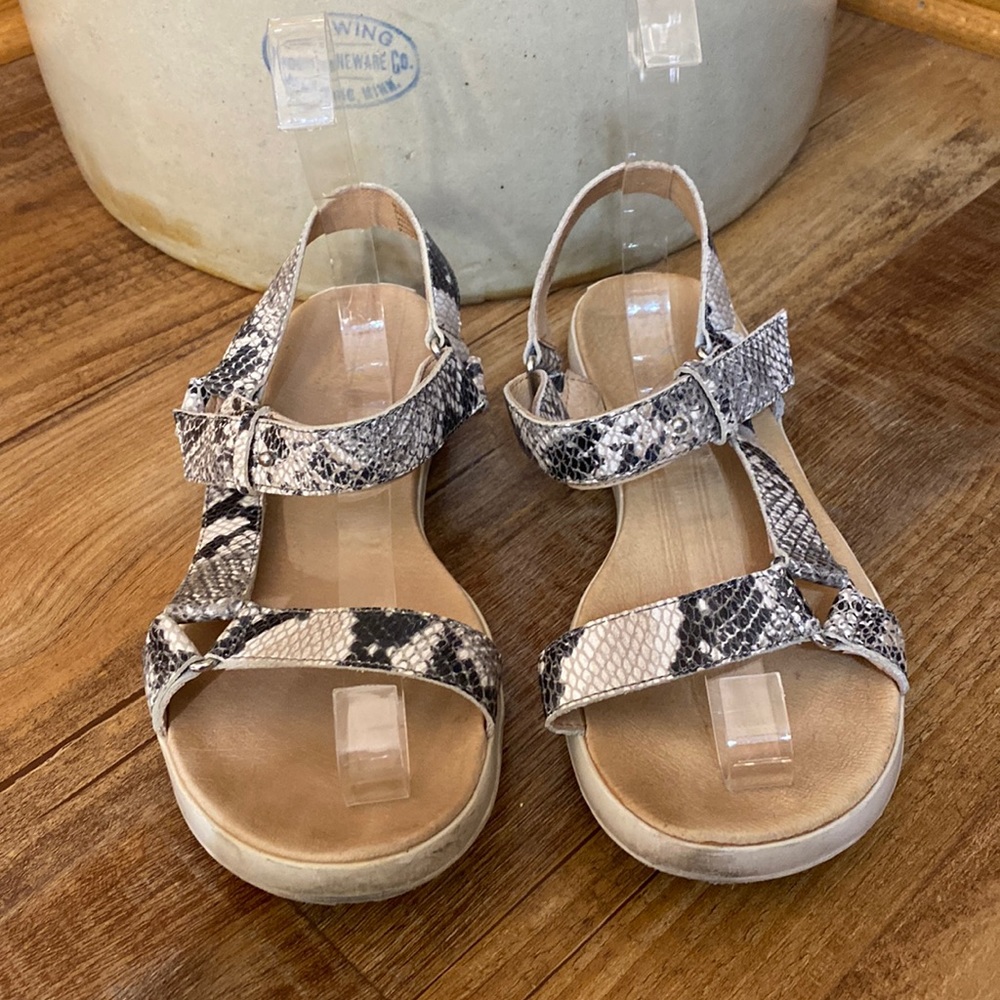Tommy Bahama Inisha Reflexology Leather Snakeskin Black cream sandals size 9